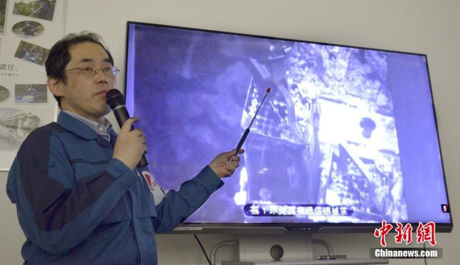 A Tokyo Electric Power Co. worker explains the operation at Unit 3 of Fukushima nuclear plant, in Okuma, Fukushima Prefecture, northeastern Japan Monday. April 15, 2019. The operator of the tsunami-wrecked nuclear plant has begun removing fuel from a cooling pool at one of three reactors that melted down in the 2011 disaster, a milestone in the decades-long process to decommission the plant.  (Photo/IC)