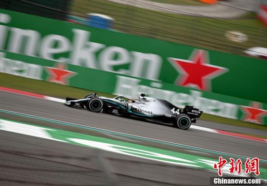 Mercedes driver Lewis Hamilton of Britain steers his car during the Chinese Formula One Grand Prix at the Shanghai International Circuit in Shanghai, China, April 14, 2019.  (Photo: China News Service/Yin Liqun)