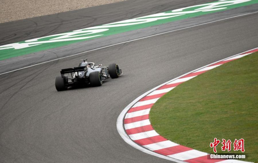 Mercedes driver Lewis Hamilton of Britain steers his car during the Chinese Formula One Grand Prix at the Shanghai International Circuit in Shanghai, China, April 14, 2019.  (Photo: China News Service/Yin Liqun)
