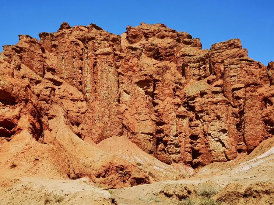 Photo taken on April 14, 2019 shows a view of Danxia landform at Danxia National Geological Park in Zhangye, northwest China\'s Gansu Province. Danxia landform is an unique type of geomorphology formed from red-colored sandstones and characterized by steep cliffs. (Photo/China News Service)