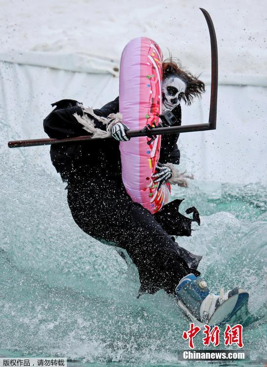 A costumed snowboarder attempts to cross a pool of water at the foot of a ski slope during the annual Gornoluzhnik amateur event to mark the end of the ski season at the Bobrovy Log ski resort in Krasnoyarsk, Russia, April 14, 2019. (Photo/Agencies)