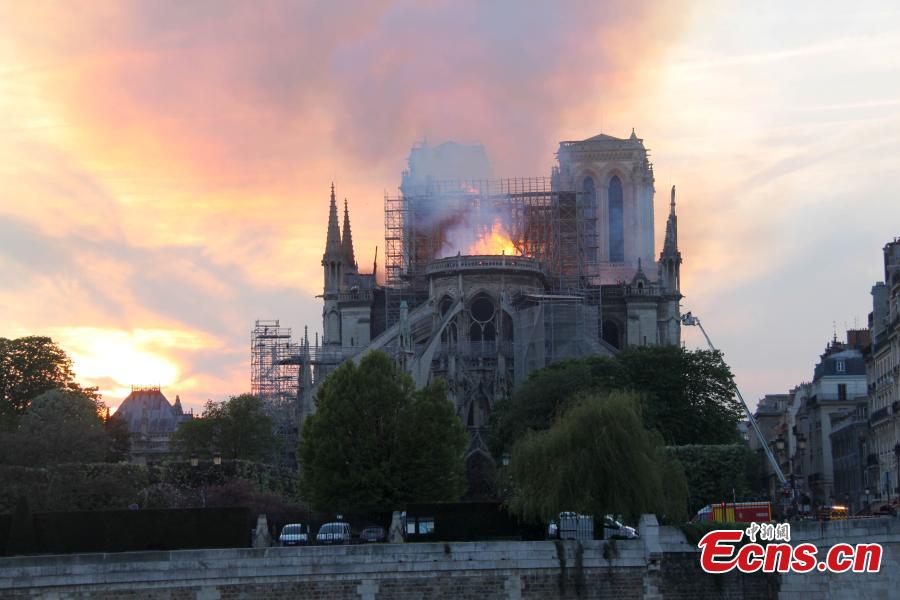 Firefighters try to extinguish the fire on the Notre Dame Cathedral in central Paris, capital of France, on April 15, 2019. A blaze broke out on Monday afternoon at the Notre Dame Cathedral in central Paris. (Photo/China News Service)