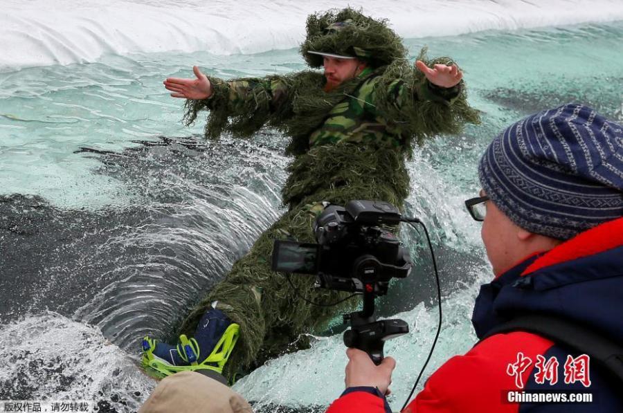 A costumed skier attempts to cross a pool of water at the foot of a ski slope during the annual Gornoluzhnik amateur event to mark the end of the ski season at the Bobrovy Log ski resort in Krasnoyarsk, Russia, April 14, 2019.  (Photo/Agencies)