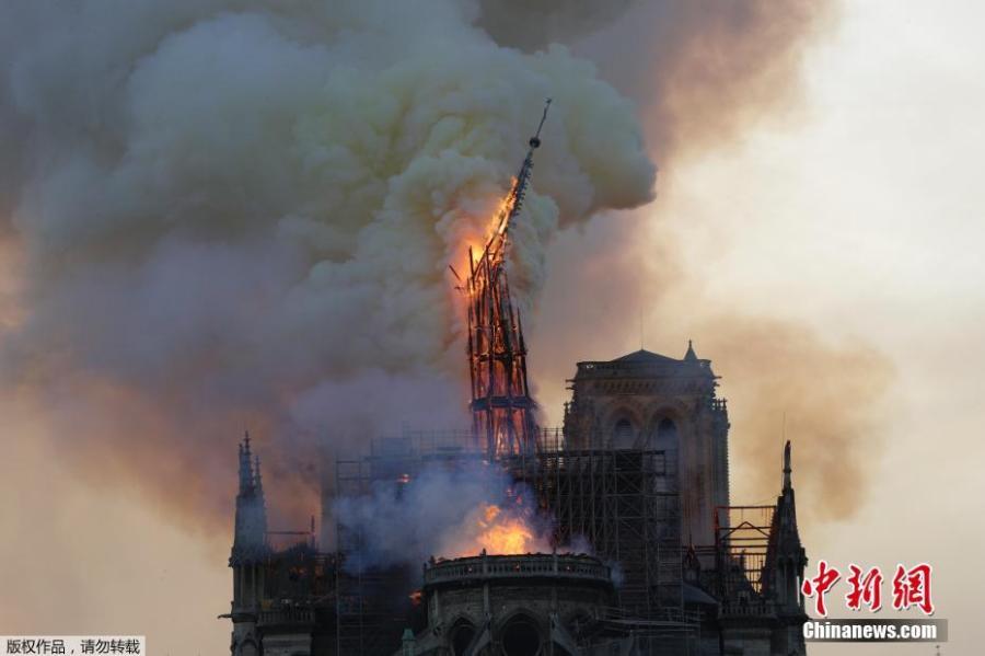 The spire collapses while flames are burning the roof of the Notre-Dame Cathedral in Paris, April 15 2019.  (Photo/Agencies)