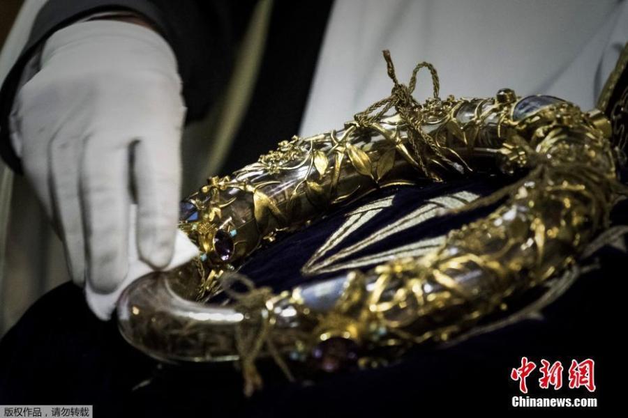 A priest wipes the Crown of Thorns at Notre Dame Cathedral in Paris, in April 2017. The relic, venerated by Catholics as once worn by Jesus Christ, was threatened by a devastating fire at the cathedral on April 15, 2019.  (Photo/Agencies)