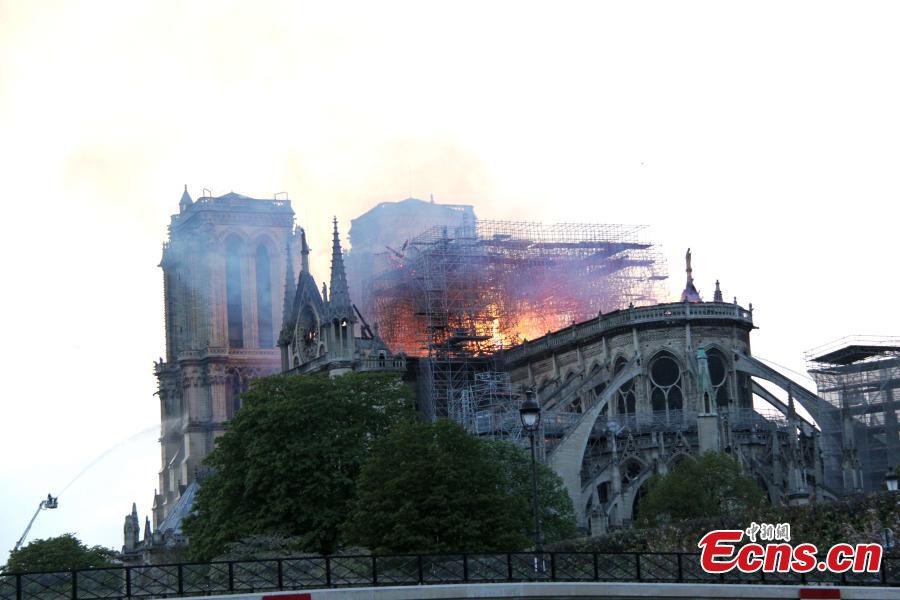 Firefighters try to extinguish the fire on the Notre Dame Cathedral in central Paris, capital of France, on April 15, 2019. A blaze broke out on Monday afternoon at the Notre Dame Cathedral in central Paris. (Photo/China News Service)