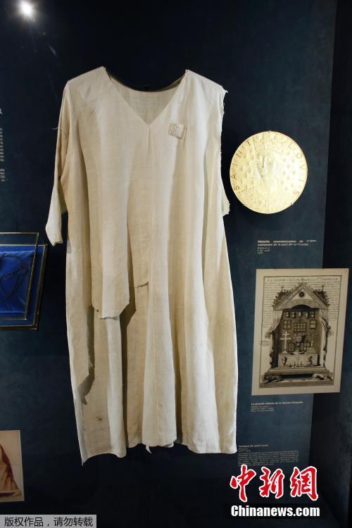 Photo shows the Saint Louis\' tunic, a relic made of linen that belonged to King Louis IX, the king of France from 1226 until 1270.  (Photo/Agencies)