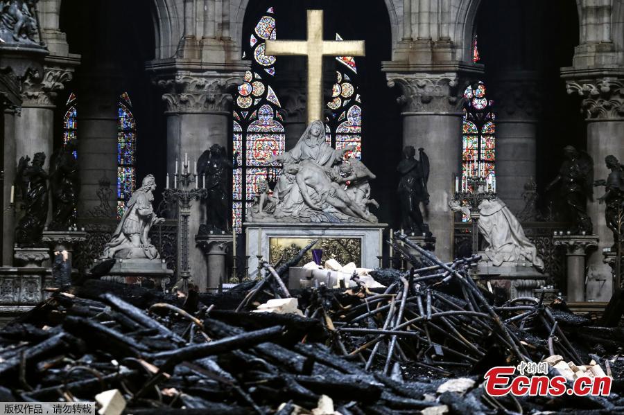 Photo taken on April 16, 2019 shows the altar surrounded by charred debris inside the Notre-Dame Cathedral in Paris in the aftermath of a fire that devastated the cathedral. (Photo/Agencies)