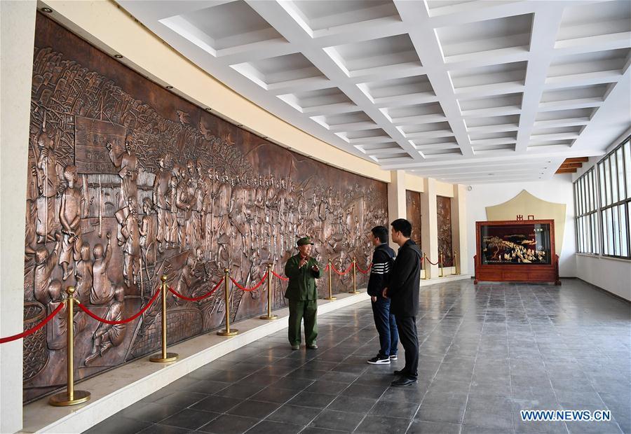Wang Mutou (1st, L) interprets at Baiyangdian memorial hall of anti-Japanese war in Xiongan New Area, north China\'s Hebei Province, April 10, 2019. Restoration work has started in Baiyangdian Lake, northern China\'s largest freshwater body. High-pollution and energy-intensive production has been tackled. As a result, water quality has improved remarkably. (Xinhua/Mu Yu)