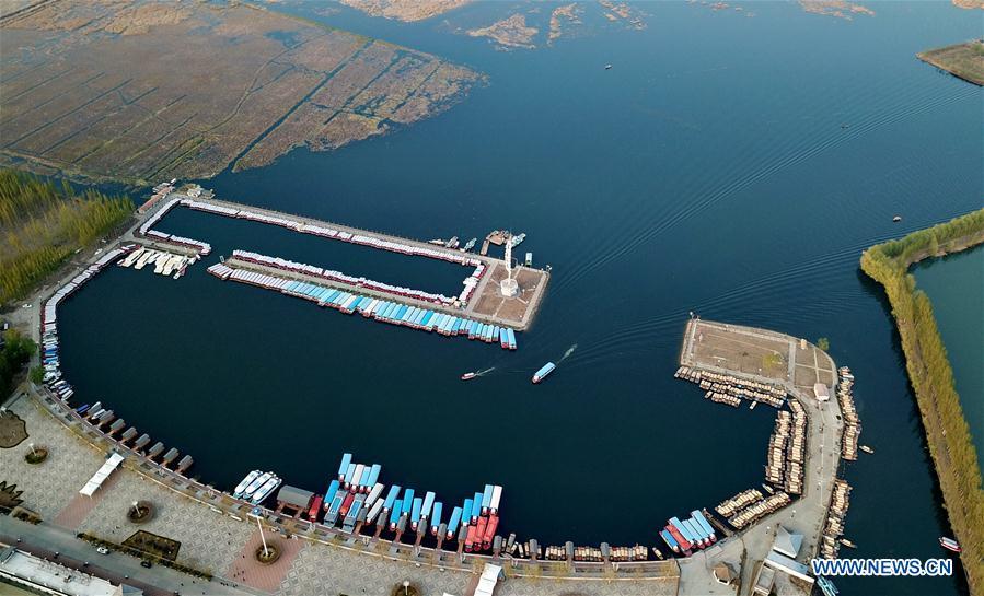 Aerial photo taken on April 10, 2019 shows tourist boats sailing near a pier on the Baiyangdian lake in Xiongan New Area, north China\'s Hebei Province. Restoration work has started in Baiyangdian Lake, northern China\'s largest freshwater body. High-pollution and energy-intensive production has been tackled. As a result, water quality has improved remarkably. (Xinhua/Mu Yu)