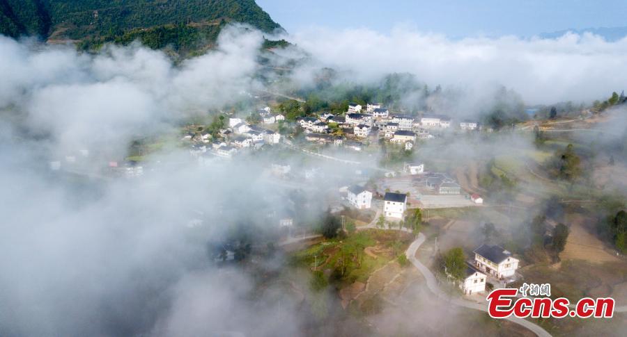 Clouds drape themselves over Xianjin Village in Wuchuan Gelao and Miao Autonomous County, Southwest China\'s Guizhou Province, April 17, 2019. The village, which is surrounded by lush mountains, appears particularly beautiful when viewed from above. (Photo: China News Service/Tian Dong)