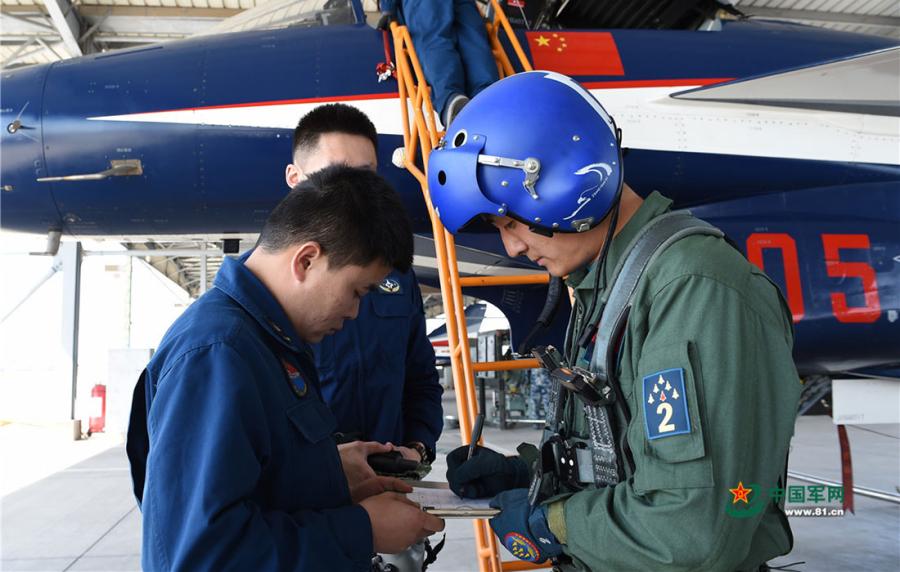 Back on the ground, pilot Zhang Chunlei hands over the airplane to the ground crew on April 10, 2019.  (Photo/81.cn)