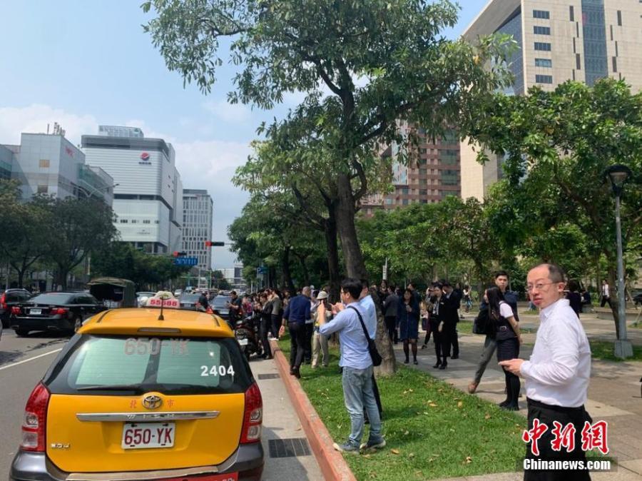 People gather in the street, after a 6.7-magnitude earthquake hit Hualien, Taiwan, April 18, 2019. (Photo/IC)