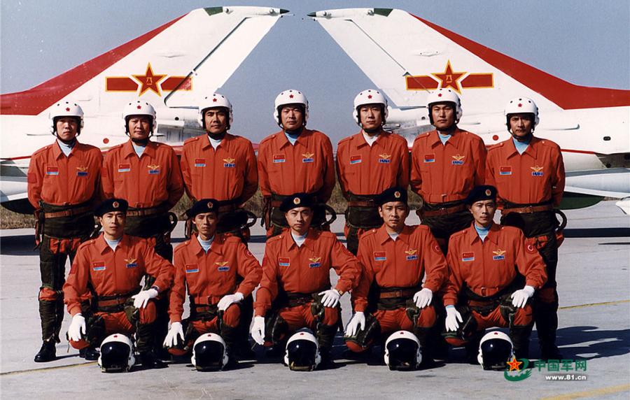 Former members of the Chinese PLA Air Force\'s August 1st aerobatic team group photo on November 11, 2010.  (Photo/81.cn)