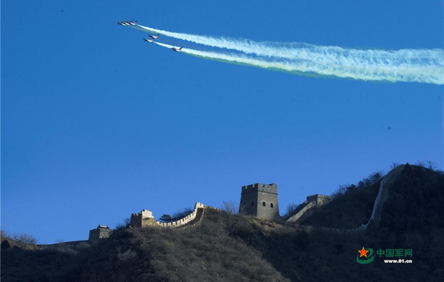 Chinese PLA Air Force\'s August 1st aerobatic team flies over Huangyaguan section of the Great Wall, located in Tianjin on December 6, 2018.  (Photo/81.cn)
