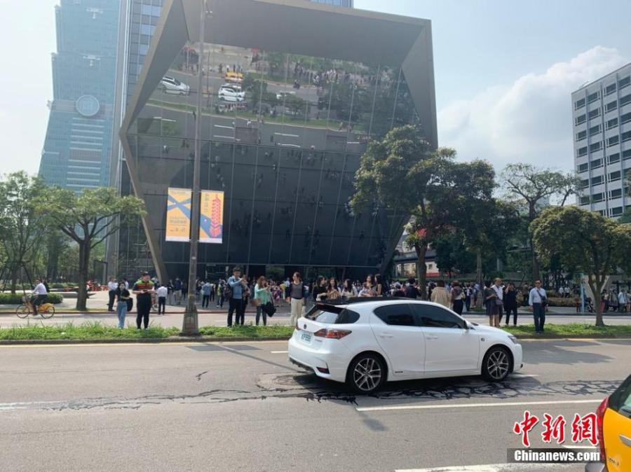 People gather in the street, after a 6.7-magnitude earthquake hit Hualien, Taiwan, April 18, 2019. (Photo/IC)