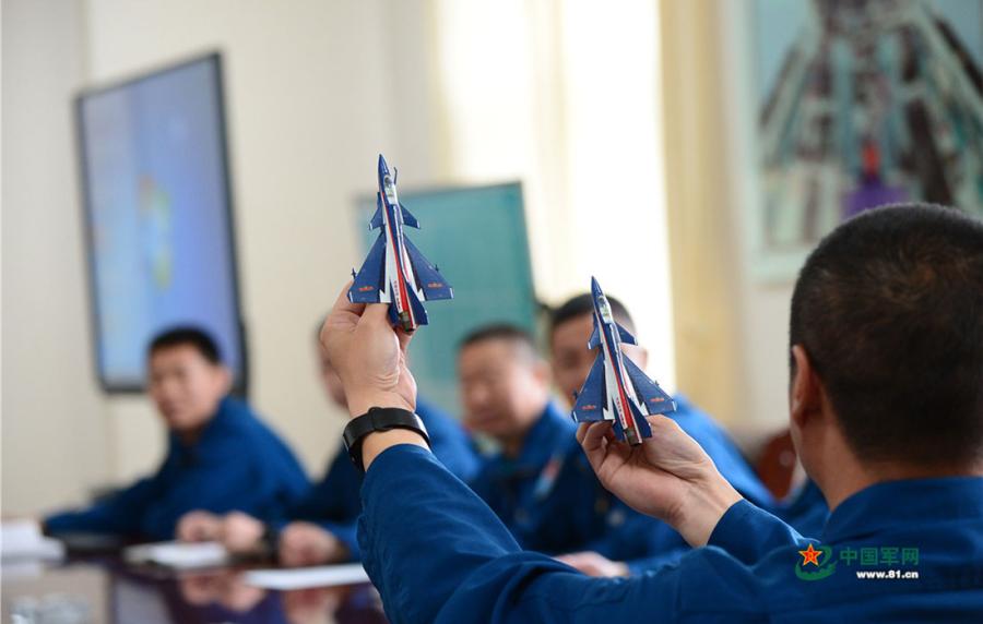 Cao Zhenzhong, team leader of the Chinese PLA Air Force\'s August 1st aerobatic team, shares his flying experience at a meeting.  (Photo/81.cn)
