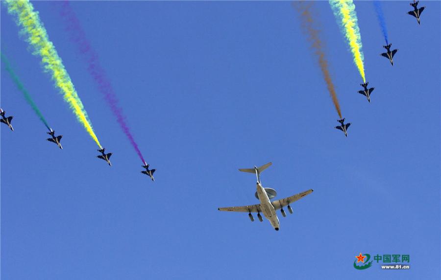 On October 1, 2009, the aerobatics team performs during the parade commemorating the 60th anniversary of the founding of the People\'s Republic of China. (Photo/81.cn)