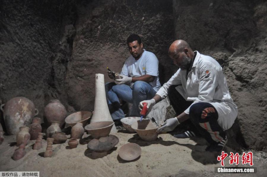 Egyptian archaeologists work inside the new tomb of Shedsu Djehuty in Luxor, 700 km south of Cairo, Egypt, 18 April 2019. This is the new discovery of the largest tomb of \