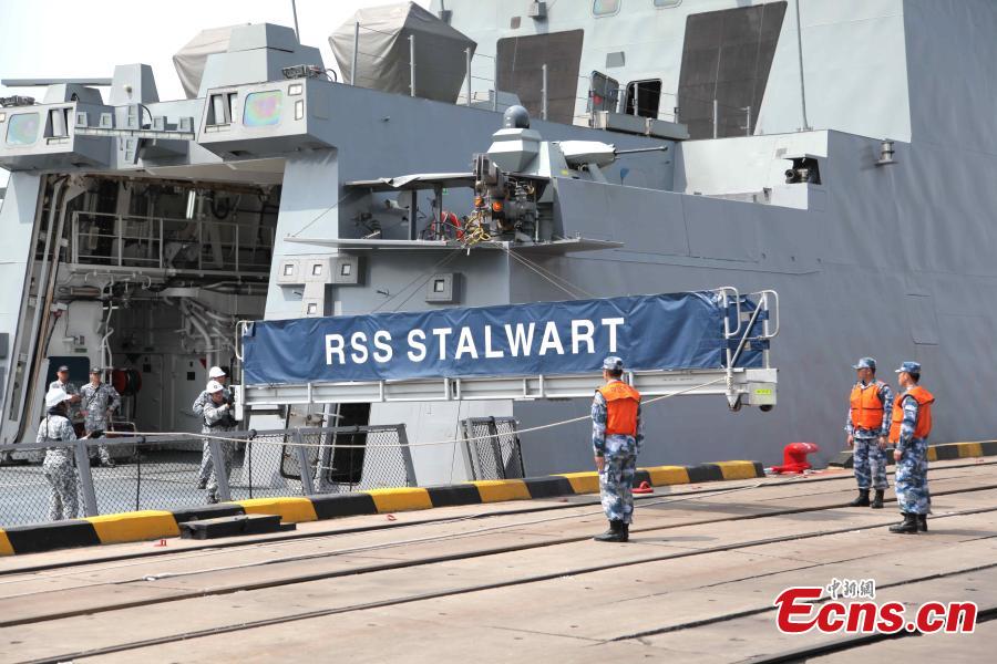 Singapore\'s RSS Stalwart docks in Qingdao, Shandong Province, east China, April 19, 2019. It is the first foreign warship to reach the port city ahead of the multinational naval event scheduled for April 23.  (Photo/China News Service)