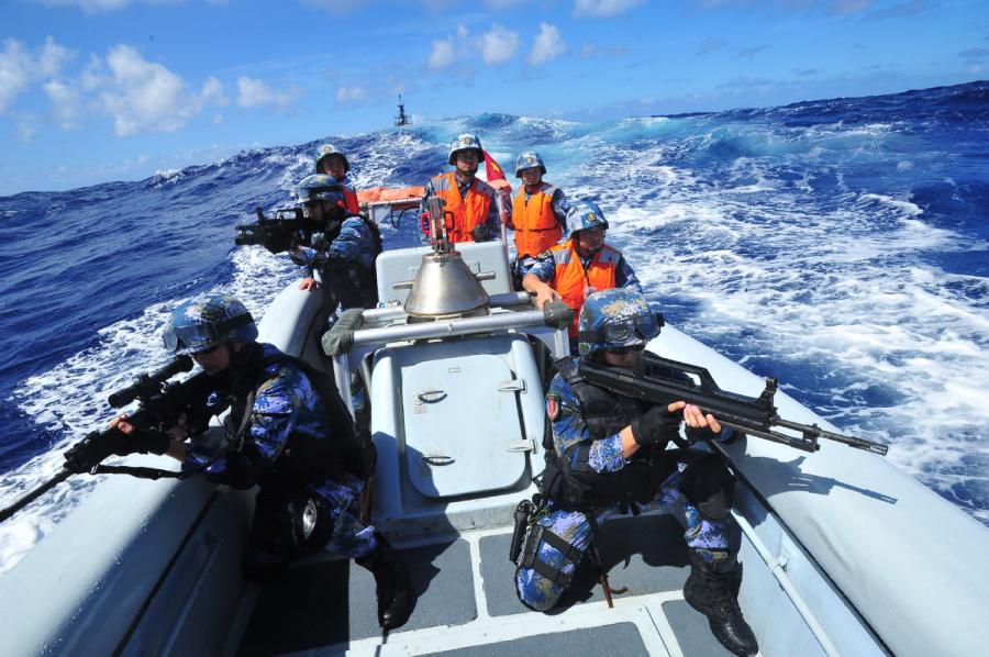 The special force squad from the PLA Navy destroyer Haikou carries out a simulated rescue mission during the 2014 Rim of the Pacific naval exercise. (HU KAIBING/FOR CHINA DAILY)