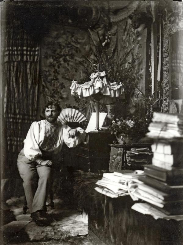Czech artist Alphonse Mucha\'s self-portrait at his studio in Rue de la Grande Chaumiere in Paris in 1892. (Photo provided to China Daily)

\
