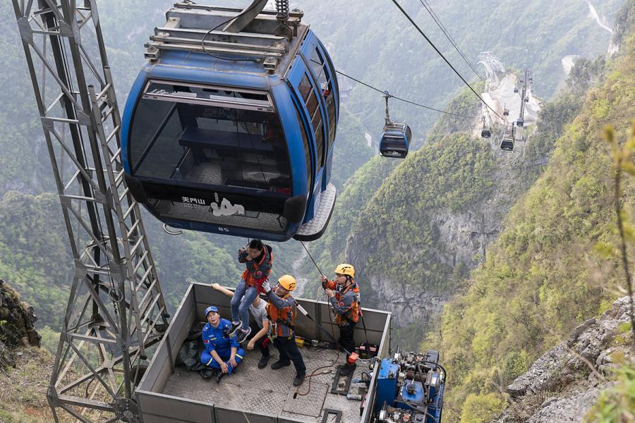 Rescue workers carry out a cableway emergency rescue exercise at Tianmen Mountain scenic spot in Zhangjiajie, Hunan Province, April 18, 2019. (Photo/chinadaily.com.cn)