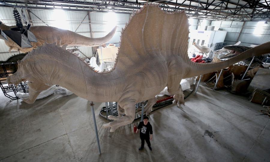 A life-sized spinosaurus statue by Zhao Chuang. (Photo/China Daily)
A Beijing-based artist uses his knowledge of science to bring dinosaurs to life

Zhao Chuang, 34, is a Beijing-based science artist who is mainly engaged in creating images of creatures such as dinosaurs. It is a work combining science and art.

In order to make the dinosaur image as authentic as possible, Zhao had to study paleobiology and even participate in the excavation of dinosaur fossils.