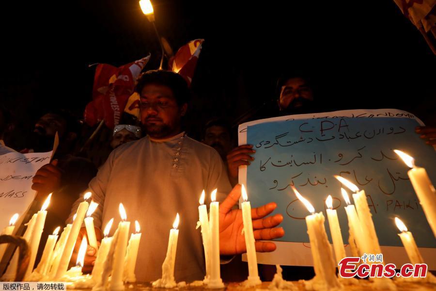 People light candles for the victims of Sri Lanka\'s serial bomb blasts, in Karachi, Pakistan April 21, 2019. (Photo/Agencies)