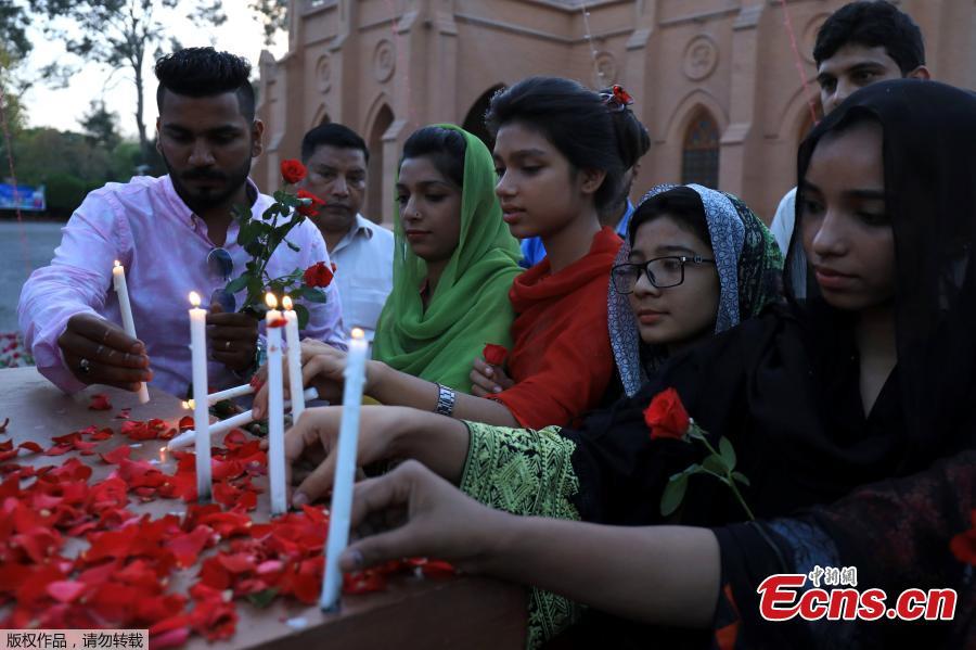 People light candles as they condemn the deadly bomb blasts in Sri Lanka, during a protest in, Peshawar Pakistan, April 21, 2019. According to police at least 290 people were killed and more than 500 injured in a coordinated series of blasts during the Easter Sunday service at churches and hotels in Sri Lanka. (Photo/Agencies)