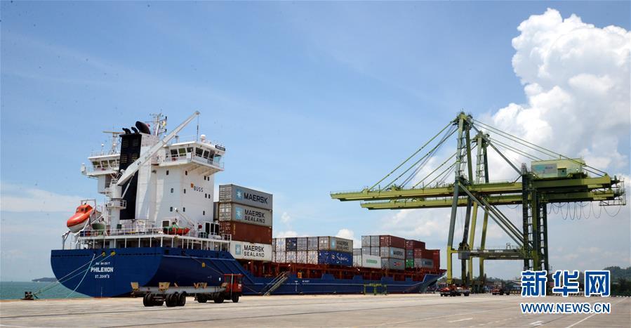 A photo taken on April 17, 2015 shows a ship loaded with containers at the container terminal of the Muara Port, the only deepwater port in Brunei. (Photo/Xinhua)

Muara Port, Brunei

Muara Port has the largest container terminal and is also the main international trade passage for Brunei. In February 2017, the container terminal of the port was handed over to the Muara Port Company Sdn Bhd, a joint venture established by China\'s Beibu Gulf Port Group and Brunei\'s Darussalam Asset.

Muara Port is the only public dock in Brunei and is an important part of the construction of the Guangxi-Brunei Economic Corridor. In the first 10 months of 2018, Muara Port handled 93,257 TEUs (twenty-foot equivalent units), a year-on-year increase of 7 percent.