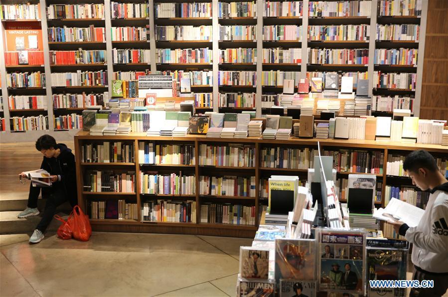 People read books in a bookstore in Qingdao, east China\'s Shandong Province, April 21, 2019. Various activities have been held across China for the World Book Day, which is celebrated yearly on April 23 to promote reading, publishing and copyright. (Xinhua/Zhang Jingang)