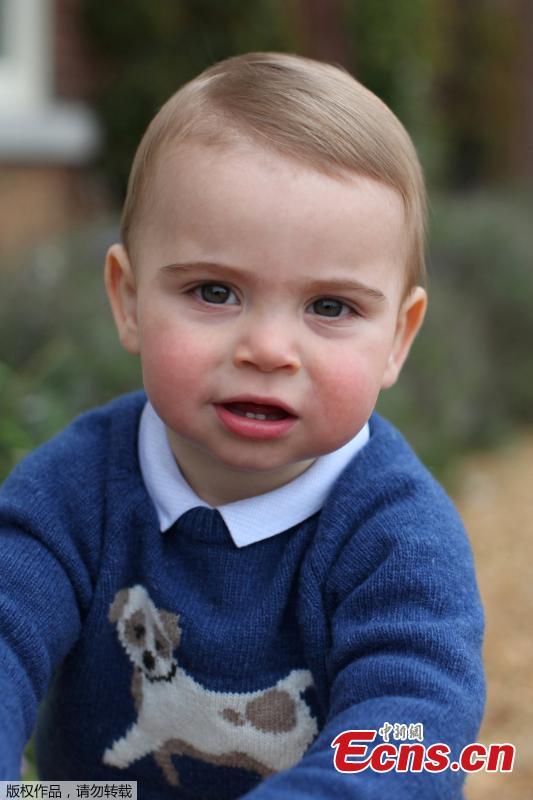 The photo released on April 22,2019 ,shows Prince Louis wearing a blue jumper in Norfolk, the family\'s country residence. (Photo/Agencies)
