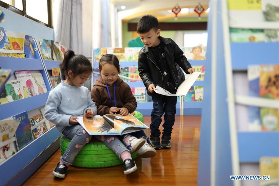 Children read books in a kindergarten in Yuping Dong Autonomous County, southwest China\'s Guizhou Province, April 22, 2019. Various activities have been held across China for the World Book Day, which is celebrated yearly on April 23 to promote reading, publishing and copyright. (Xinhua/Hu Panxue)