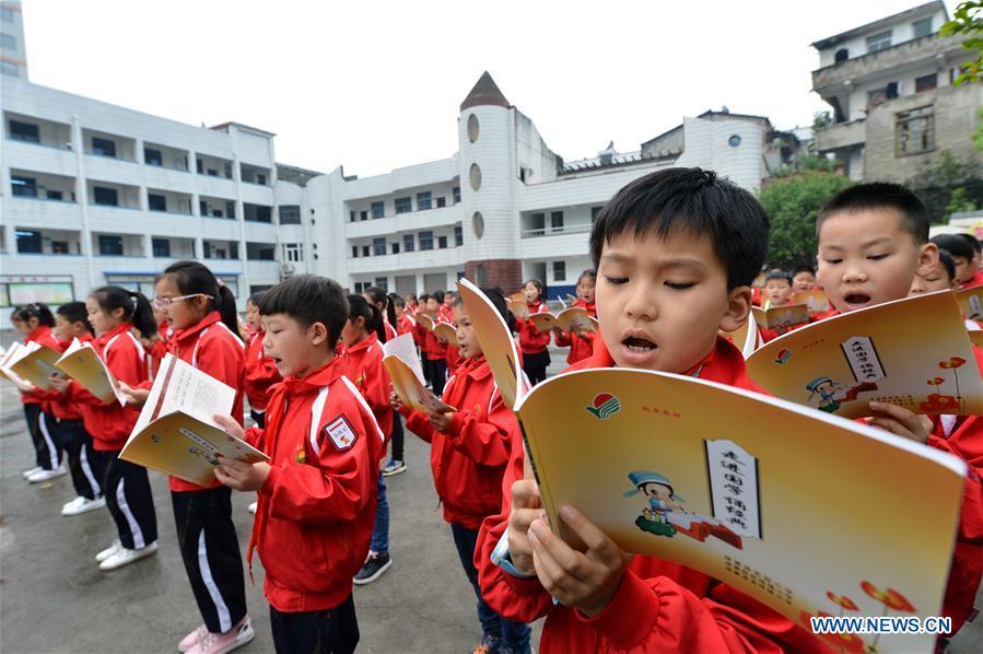 Students read Chinese classics in a primary school in Baokang County of Xiangyang City, central China\'s Hubei Province, April 22, 2019. Various activities have been held across China for the World Book Day, which is celebrated yearly on April 23 to promote reading, publishing and copyright. (Xinhua/Yang Tao)