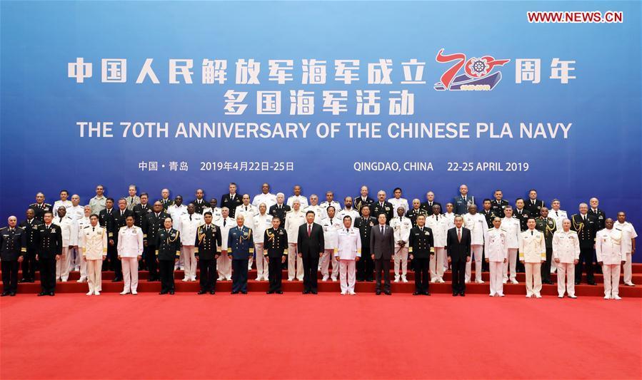 Chinese President and Central Military Commission Chairman Xi Jinping takes a group photo with the heads of foreign delegations invited to participate in the multinational naval events marking the 70th anniversary of the founding of the Chinese People\'s Liberation Army Navy, in Qingdao, east China\'s Shandong Province, on April 23, 2019. Xi, on behalf of the Chinese government and military, extended warm welcome to naval officers and soldiers of various countries who are here for the events. (Xinhua/Li Gang)
