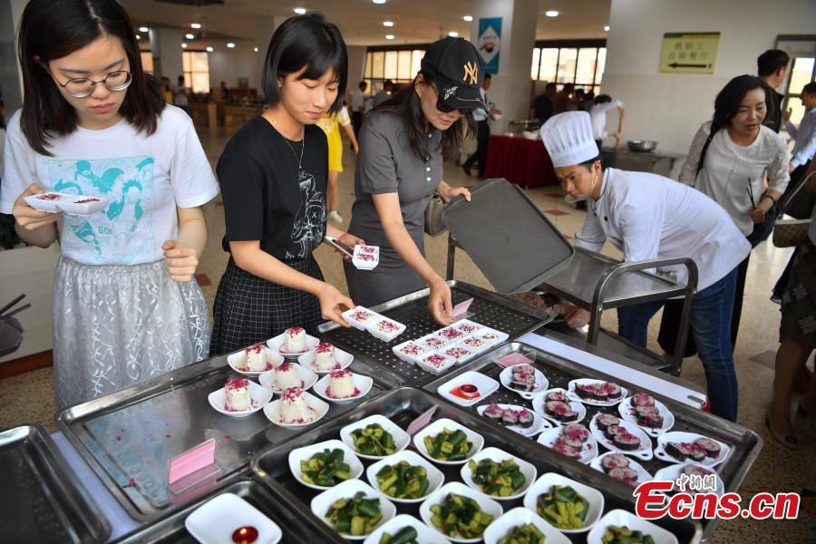 Yunnan University\'s Chenggong campus offers food made from edible roses, April 23, 2019. About 2.7 hectares of edible roses on the campus have become a popular attraction as well as a source of dessert ingredients. (Photo: China News Service/Liu Ranyang)