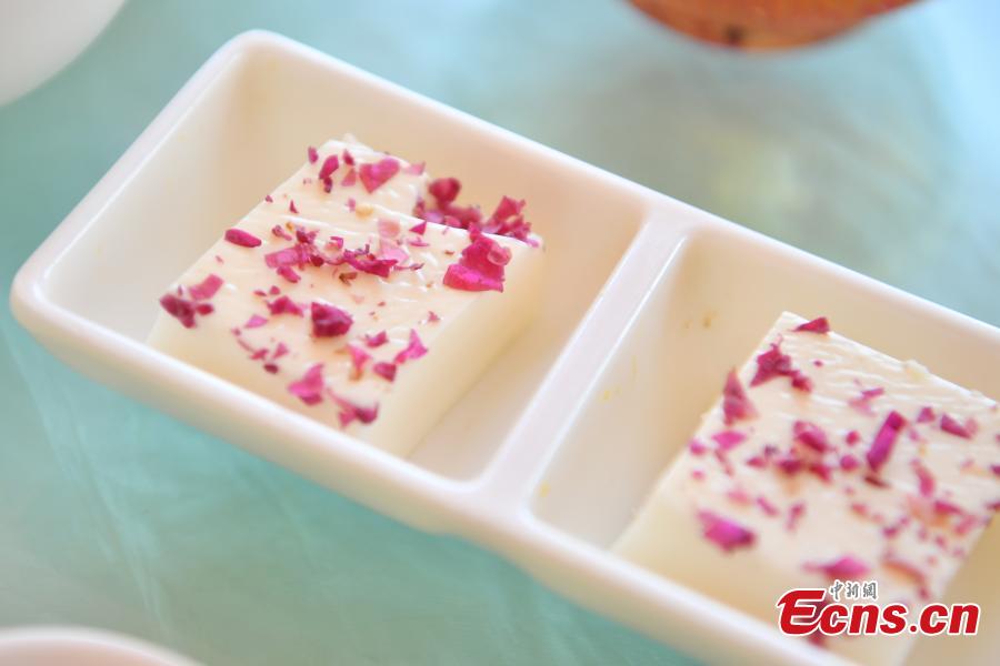 Yunnan University\'s Chenggong campus offers food made from edible roses, April 23, 2019. About 2.7 hectares of edible roses on the campus have become a popular attraction as well as a source of dessert ingredients. (Photo: China News Service/Liu Ranyang)