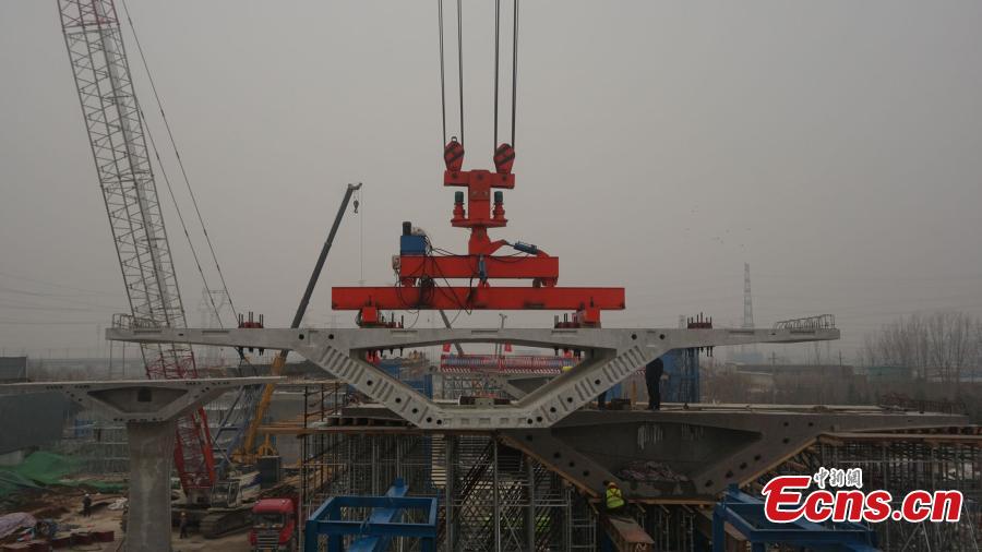Construction workers build a new elevated road in Zhengzhou City, Central China\'s Henan Province. An innovative technology using prefabricated materials has ensured faster construction that is also energy-saving and environmentally friendly. (Photo: China News Service/Yang Lei)