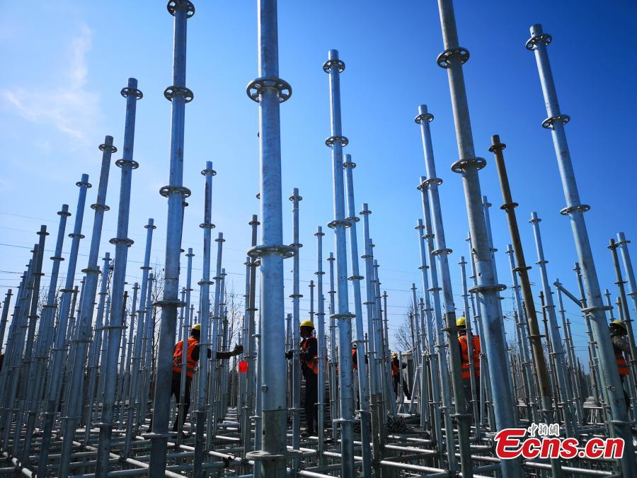 Construction workers build a new elevated road in Zhengzhou City, Central China\'s Henan Province. An innovative technology using prefabricated materials has ensured faster construction that is also energy-saving and environmentally friendly. (Photo: China News Service/Yang Lei)