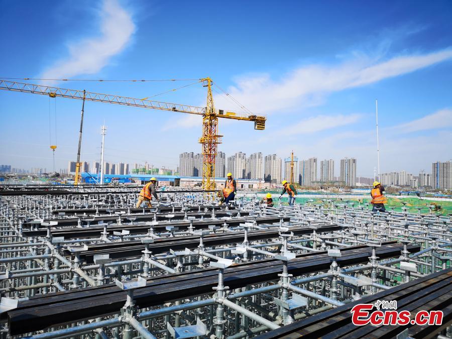 Construction workers build a new elevated road in Zhengzhou City, Central China\'s Henan Province. An innovative technology using prefabricated materials has ensured faster construction that is also energy-saving and environmentally friendly. (Photo: China News Service/Yang Lei)