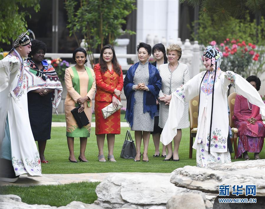 Peng Liyuan, wife of Chinese President Xi Jinping (C), watches Chinese Kunqu Opera with spouses of foreign leaders attending the Second Belt and Road Forum for International Cooperation in Beijing, April 27, 2019. (Photo/Xinhua)