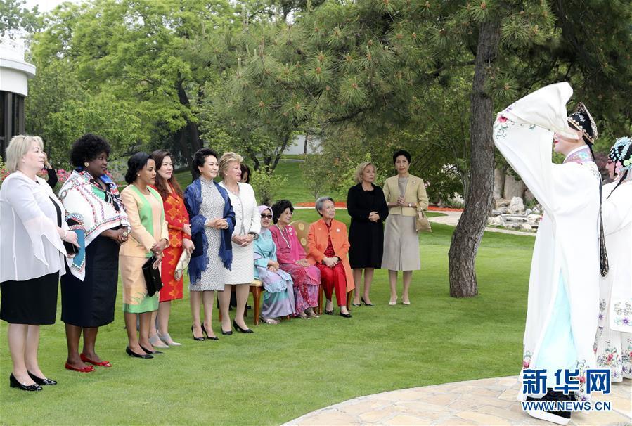 Peng Liyuan, wife of Chinese President Xi Jinping (C), watches Chinese Kunqu Opera with spouses of foreign leaders attending the Second Belt and Road Forum for International Cooperation in Beijing, April 27, 2019. (Photo/Xinhua)