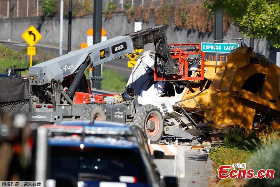 Emergency crews work at the scene of a construction crane collapse where several people were killed and several others injured Saturday, April 27, 2019, in downtown Seattle. The crane collapsed near the intersection of Mercer Street and Fairview Avenue pinning cars underneath near Interstate 5 on Saturday afternoon.(Photo/Agencies)
