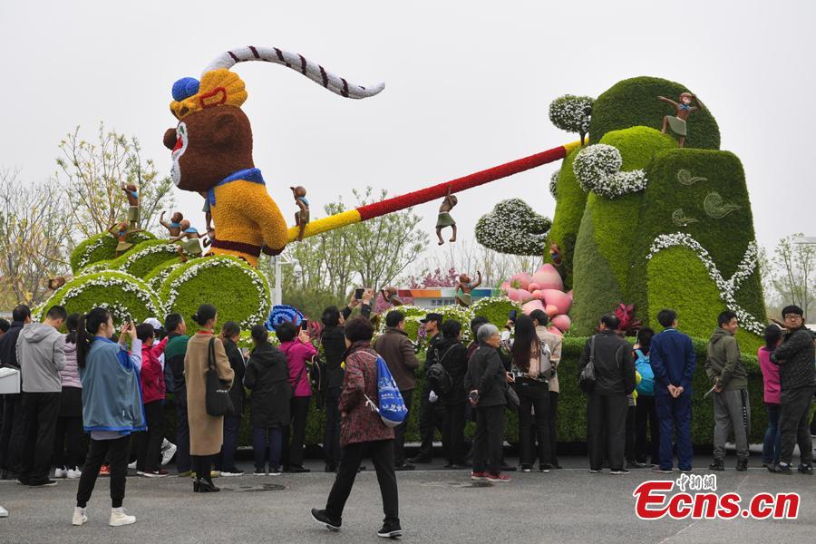 Visitors enjoy the float parade as the 2019 Beijing International Horticultural Exhibition opens on April 29, 2019. The expo, to be held from April 29 to Oct. 7, will exhibit flower, fruit and vegetable farming at the foot of the Great Wall in Beijing. (Photo: China News Service/Cui Nan)