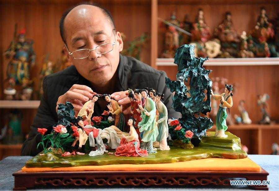 Chen Hailiang makes dough sculpture in Yongqing County, north China\'s Hebei Province, April 28, 2019. Chen Hailiang, 52, is a folk artist of dough sculpture in Yongqing County. He started learning dough sculpture making when he was young and won prizes for his unique style. (Xinhua/Wang Xiao)