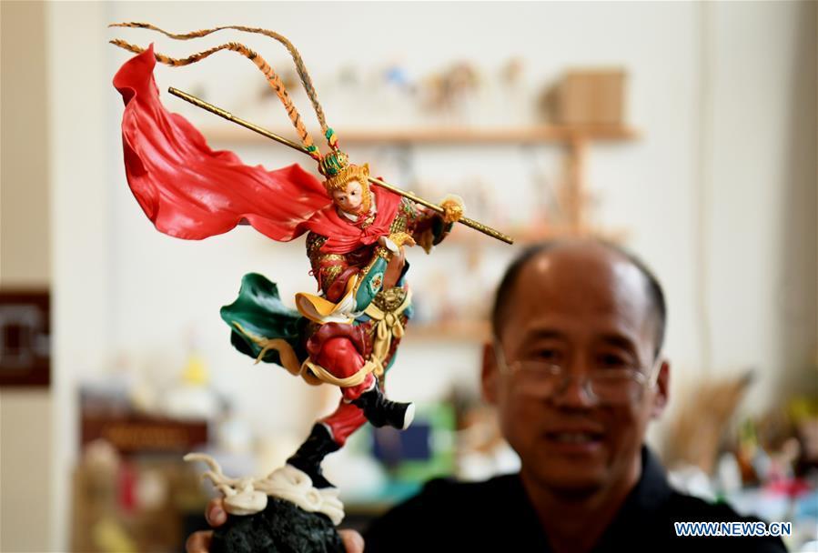 Chen Hailiang shows a dough sculpture he made in Yongqing County, north China\'s Hebei Province, April 28, 2019. Chen Hailiang, 52, is a folk artist of dough sculpture in Yongqing County. He started learning dough sculpture making when he was young and won prizes for his unique style. (Xinhua/Wang Xiao)
