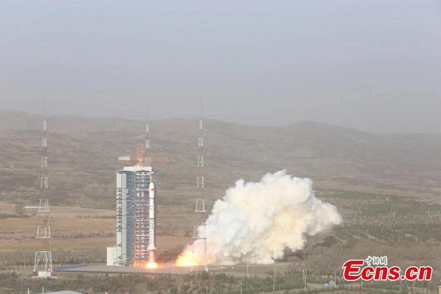 A Tianhui II-01 satellite blasts into orbit at 6:52 a.m., Beijing Time, from the Taiyuan Satellite Launch Center in north China\'s Shanxi Province, April 30, 2019. Launched by a Long March 4B carrier rocket, two Tianhui II-01 satellites will be used for scientific experiments, land resource survey, geographic survey and mapping. (Photo: China News Service/Liu Qiaoming)