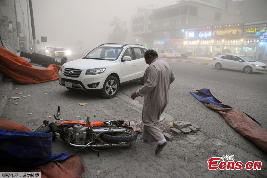 A man runs against the wind in Iraq\'s central city of Najaf during a sand storm, on April 29, 2019.  (Photo/Agencies)