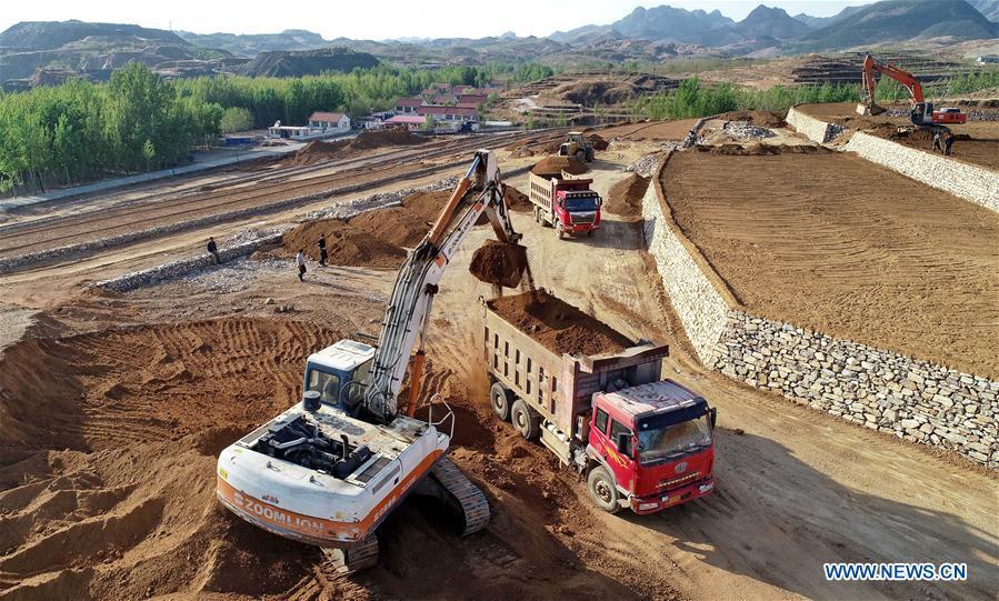 Aerial photo taken on May 2, 2019 shows workers working at the site of reclamation project on the abandoned mine area at Dahezhuang Village in Wuchong\'an Township of Qian\'an City, north China\'s Hebei Province. Local government has devoted to the reclamation and afforestation of mine areas in recent years. (Xinhua/Yang Shiyao)